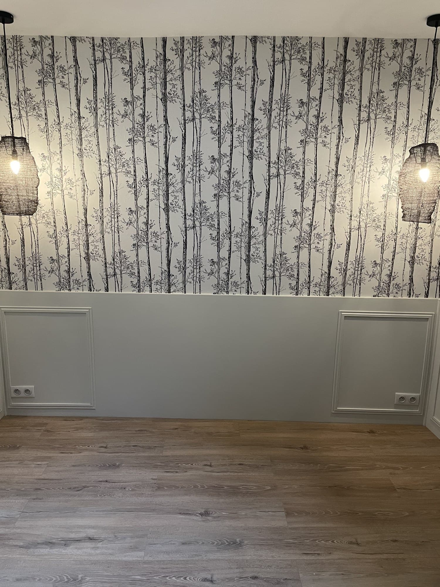 Enfilade au soubassement blanc satiné et parquet gris